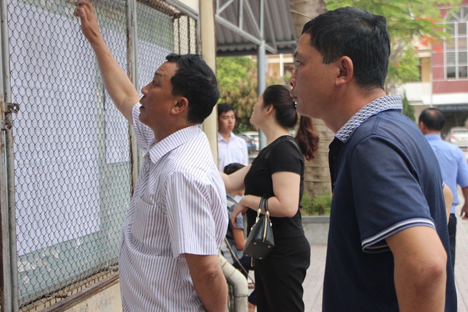 Phụ huynh căng thẳng hơn thí sinh trong buổi thi đầu tiên vào lớp 10 - 1 Phụ huynh căng thẳng hơn thí sinh trong buổi thi đầu tiên vào lớp 10 - 1