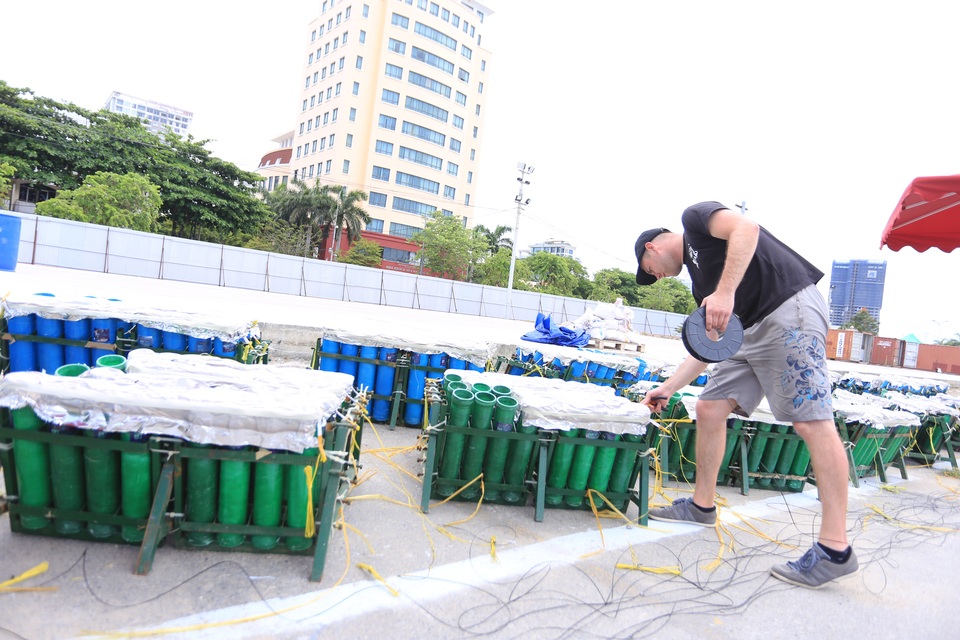 Cận cảnh trận địa pháo hoa bên bờ sông Hàn - 3 Cận cảnh trận địa pháo hoa bên bờ sông Hàn - 3