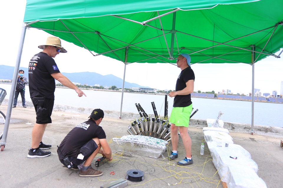 Cận cảnh trận địa pháo hoa bên bờ sông Hàn - 5 Cận cảnh trận địa pháo hoa bên bờ sông Hàn - 5