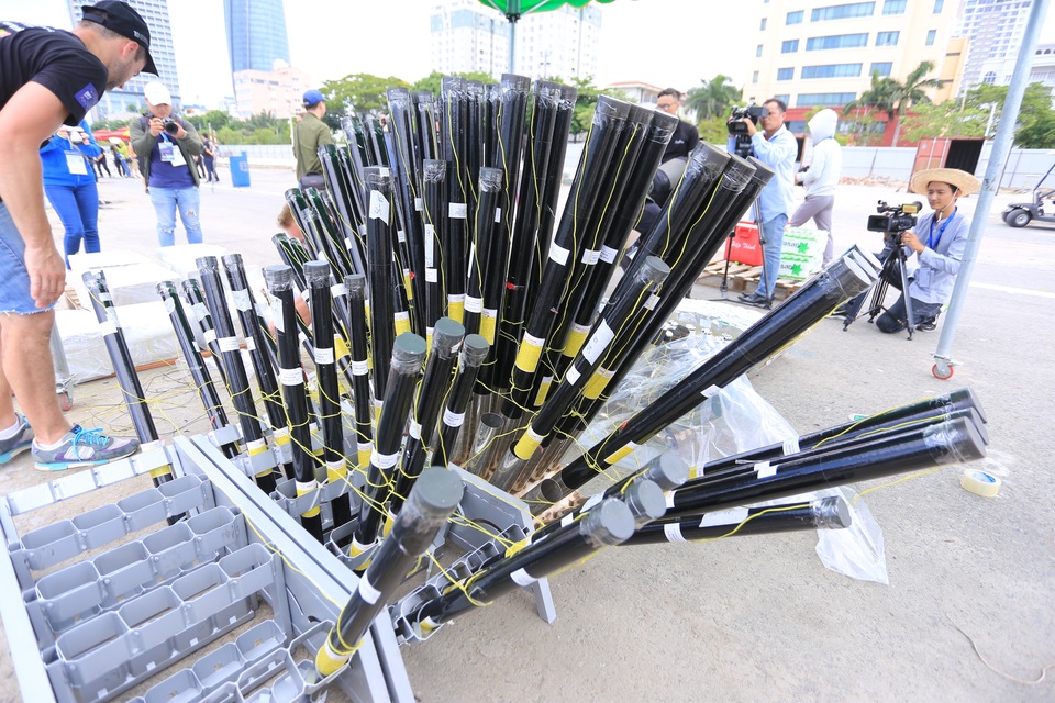 Cận cảnh trận địa pháo hoa bên bờ sông Hàn - 2 Cận cảnh trận địa pháo hoa bên bờ sông Hàn - 2