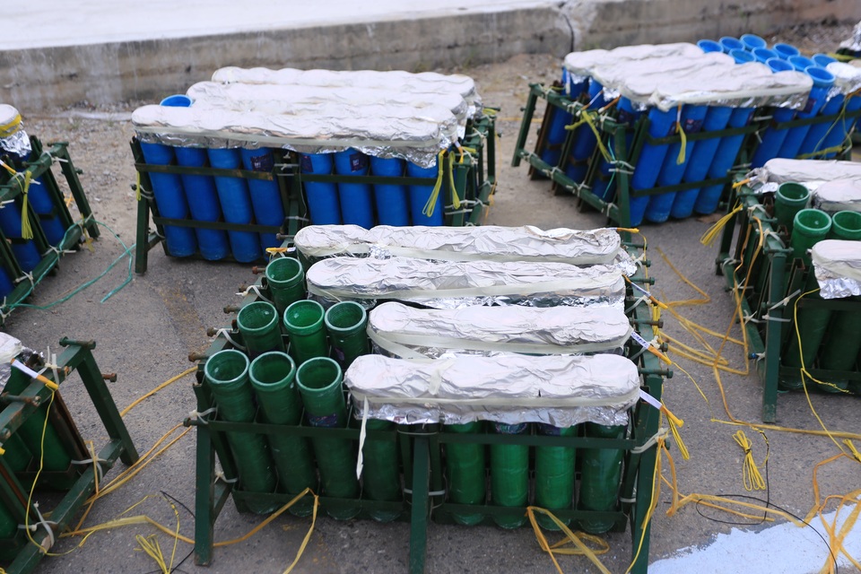 Cận cảnh trận địa pháo hoa bên bờ sông Hàn - 7 Cận cảnh trận địa pháo hoa bên bờ sông Hàn - 7