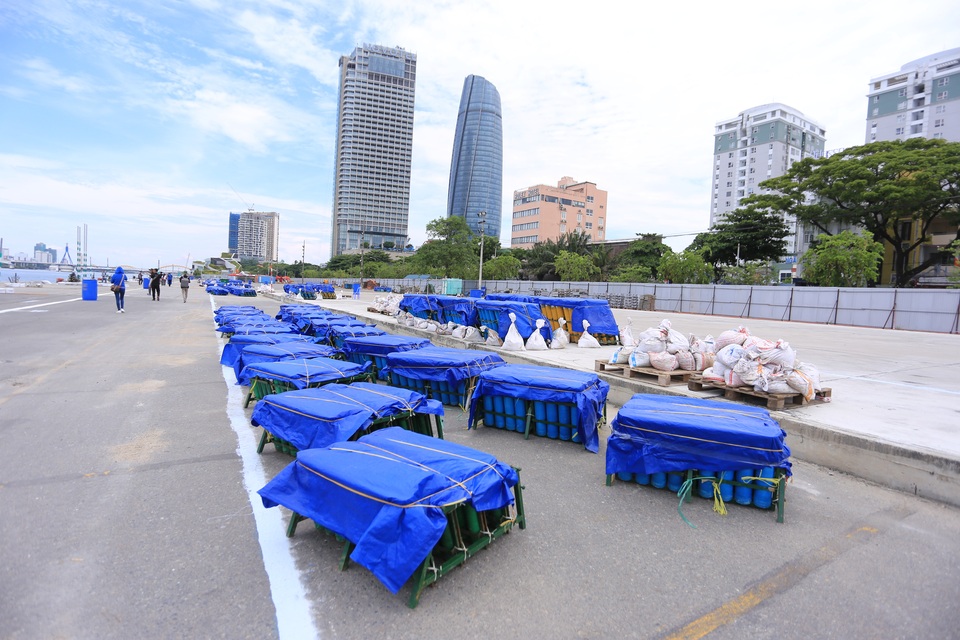 Cận cảnh trận địa pháo hoa bên bờ sông Hàn - 1 Cận cảnh trận địa pháo hoa bên bờ sông Hàn - 1