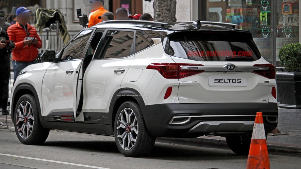 Crossover mới của Kia bất ngờ lộ diện trên phố - 4 Crossover mới của Kia bất ngờ lộ diện trên phố - 4