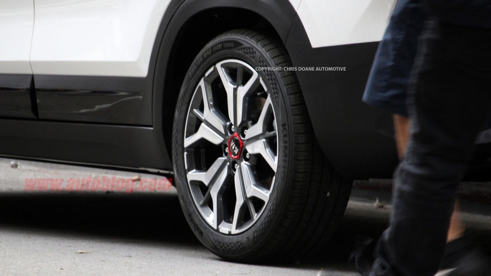 Crossover mới của Kia bất ngờ lộ diện trên phố - 7 Crossover mới của Kia bất ngờ lộ diện trên phố - 7