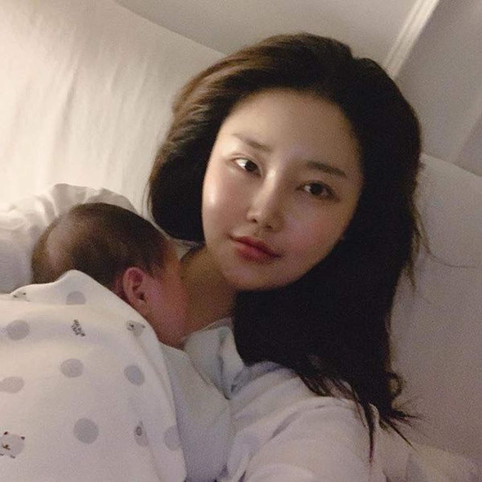 Gương mặt dao kéo gây tranh cãi của “bà trùm” thời trang mỹ phẩm Hàn Quốc - 14 Gương mặt dao kéo gây tranh cãi của “bà trùm” thời trang mỹ phẩm Hàn Quốc - 14