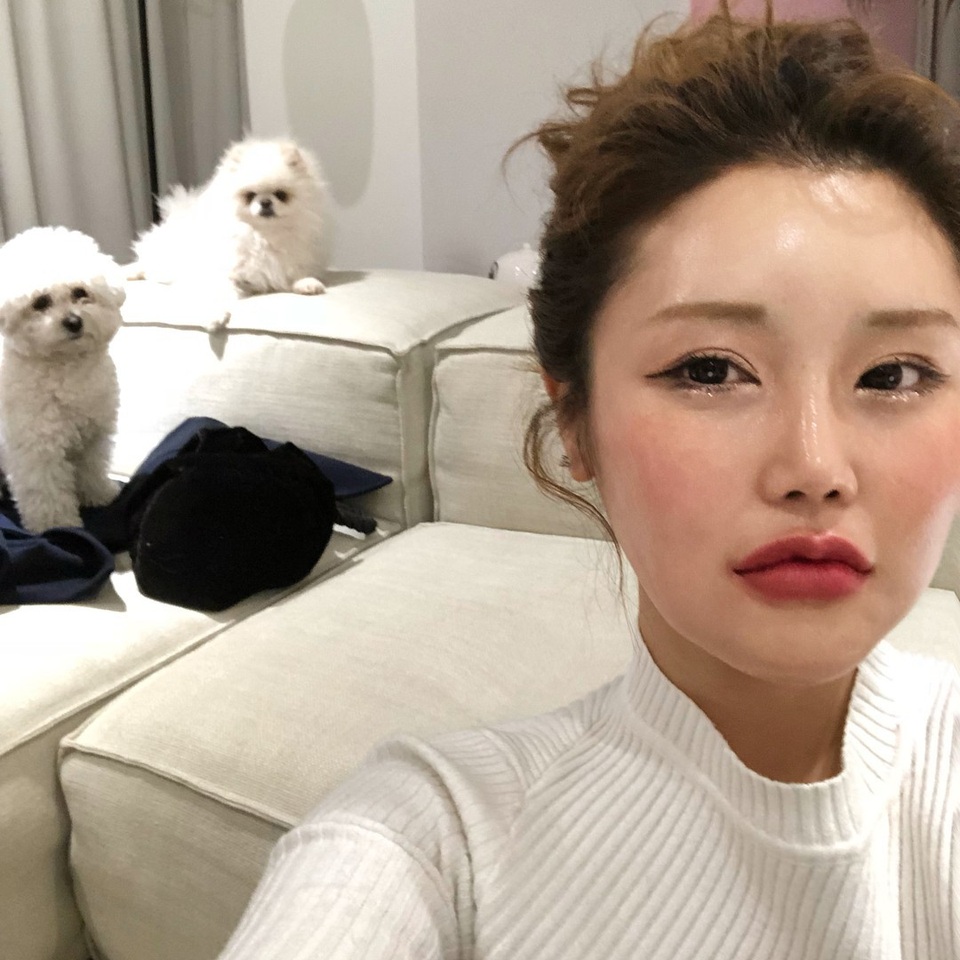 Gương mặt dao kéo gây tranh cãi của “bà trùm” thời trang mỹ phẩm Hàn Quốc - 3 Gương mặt dao kéo gây tranh cãi của “bà trùm” thời trang mỹ phẩm Hàn Quốc - 3