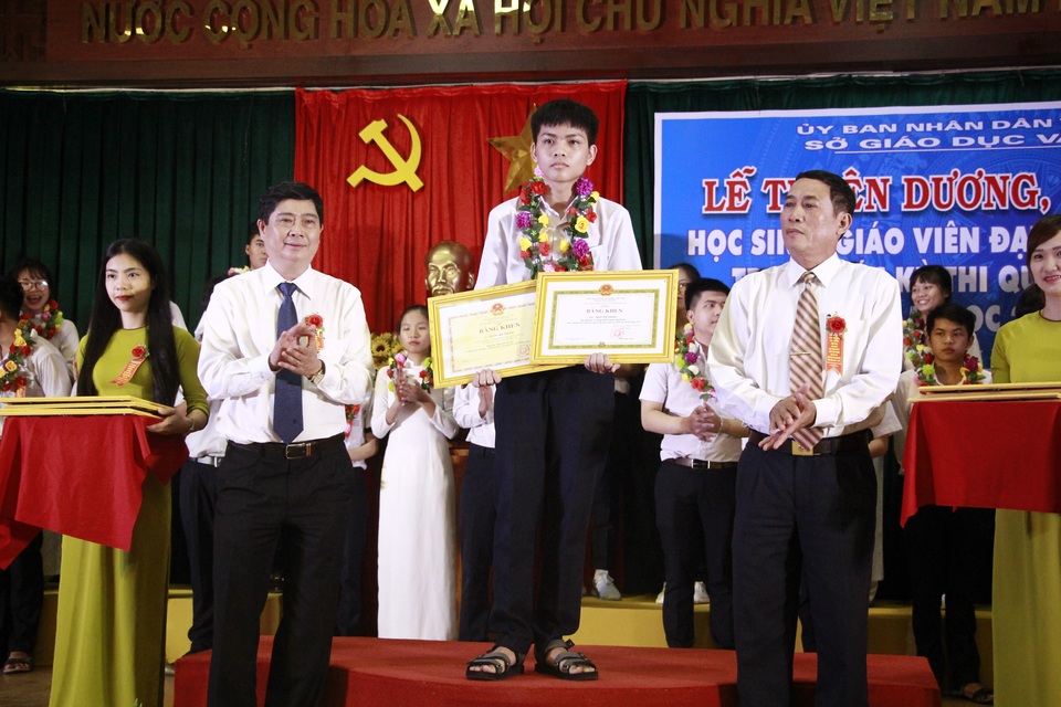 Gặp cậu học trò phố núi sở hữu hàng loạt giải thưởng môn Tin học - 2 Gặp cậu học trò phố núi sở hữu hàng loạt giải thưởng môn Tin học - 2