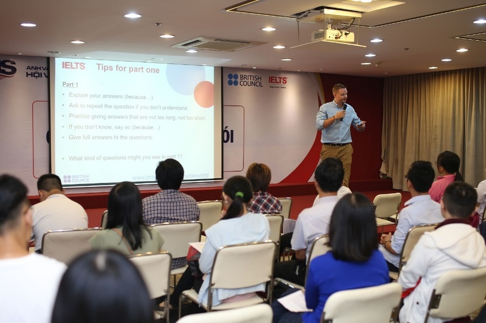 Người học được nhiều lợi ích luyện thi IELTS tại VUS - 2 Người học được nhiều lợi ích luyện thi IELTS tại VUS - 2