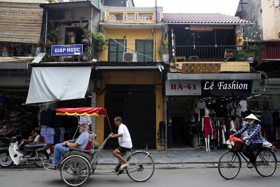 Hàng loạt nhà phố cổ Hà Nội được khoác áo mới - 12 Hàng loạt nhà phố cổ Hà Nội được khoác áo mới - 12