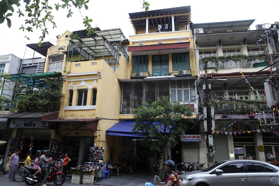 Hàng loạt nhà phố cổ Hà Nội được khoác áo mới - 14 Hàng loạt nhà phố cổ Hà Nội được khoác áo mới - 14