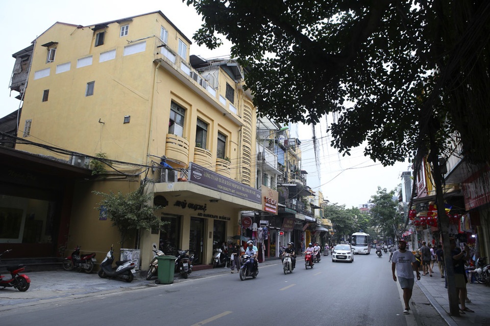 Hàng loạt nhà phố cổ Hà Nội được khoác áo mới - 2 Hàng loạt nhà phố cổ Hà Nội được khoác áo mới - 2