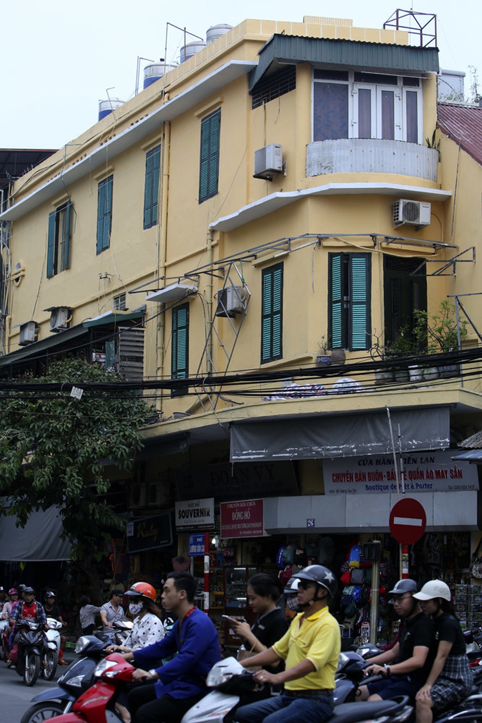 Hàng loạt nhà phố cổ Hà Nội được khoác áo mới - 4 Hàng loạt nhà phố cổ Hà Nội được khoác áo mới - 4