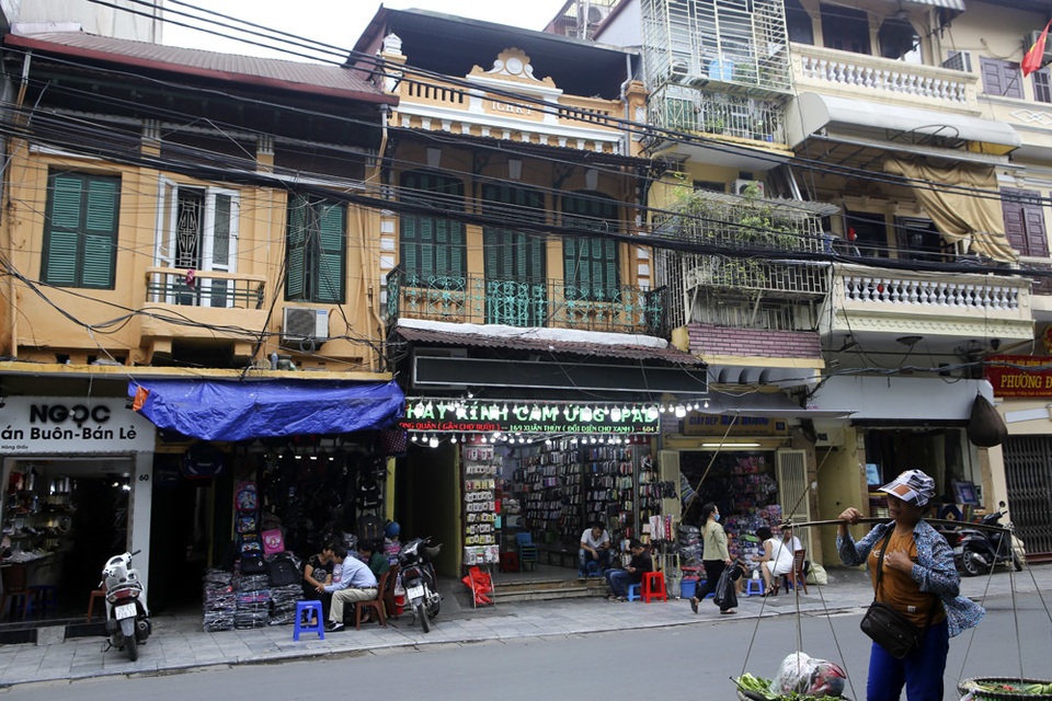 Hàng loạt nhà phố cổ Hà Nội được khoác áo mới - 5 Hàng loạt nhà phố cổ Hà Nội được khoác áo mới - 5