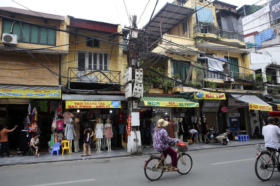 Hàng loạt nhà phố cổ Hà Nội được khoác áo mới - 7 Hàng loạt nhà phố cổ Hà Nội được khoác áo mới - 7