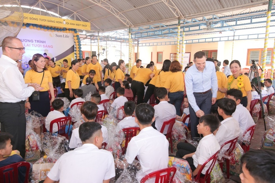 Sun Life Việt Nam tặng 28 xe đạp, 125 xuất quà đến các em học sinh Quảng Nam - 1 Sun Life Việt Nam tặng 28 xe đạp, 125 xuất quà đến các em học sinh Quảng Nam - 1