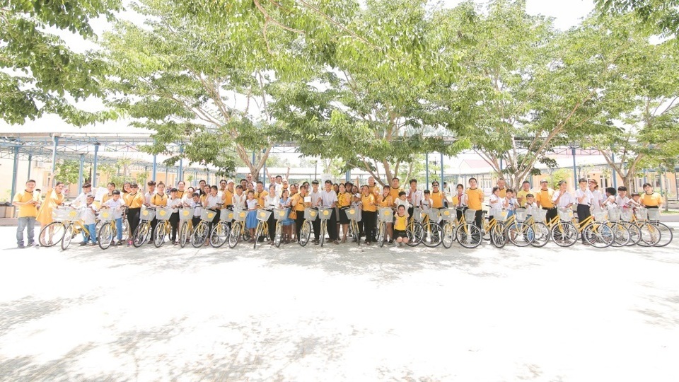 Sun Life Việt Nam tặng 28 xe đạp, 125 xuất quà đến các em học sinh Quảng Nam - 2 Sun Life Việt Nam tặng 28 xe đạp, 125 xuất quà đến các em học sinh Quảng Nam - 2