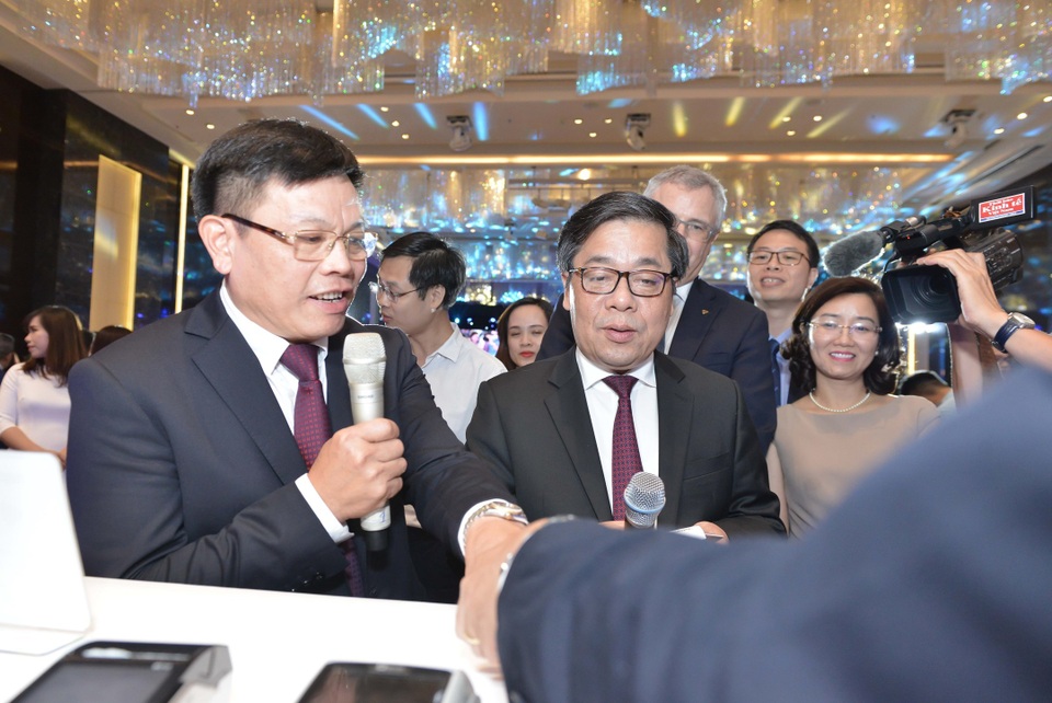 Vietcombank – Một trong 7 ngân hàng đầu tiên tại Việt Nam tiên phong triển khai thẻ chip nội địa - 6 Vietcombank – Một trong 7 ngân hàng đầu tiên tại Việt Nam tiên phong triển khai thẻ chip nội địa - 6