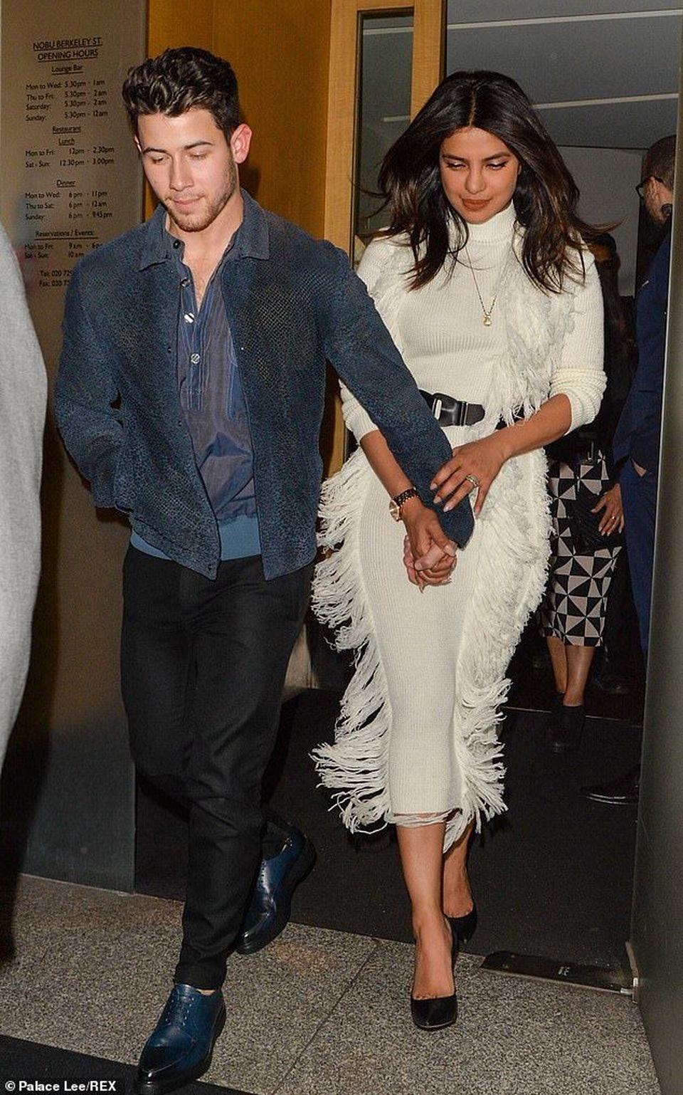 Priyanka Chopra hạnh phúc nắm tay chồng kém 10 tuổi đi ăn tối - 2 Priyanka Chopra hạnh phúc nắm tay chồng kém 10 tuổi đi ăn tối - 2
