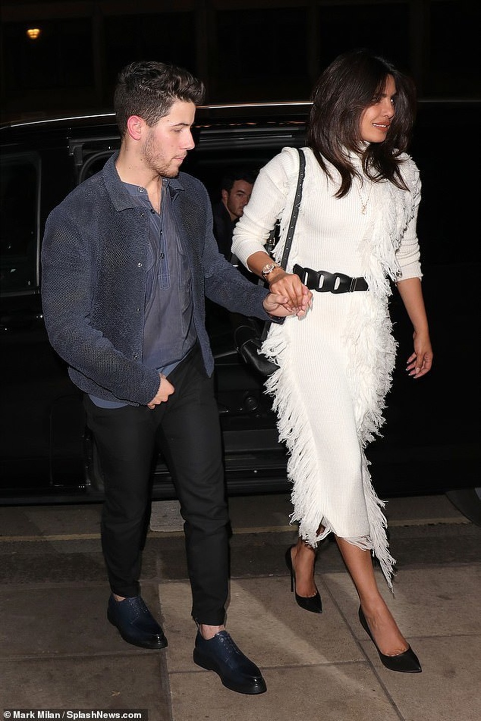 Priyanka Chopra hạnh phúc nắm tay chồng kém 10 tuổi đi ăn tối - 3 Priyanka Chopra hạnh phúc nắm tay chồng kém 10 tuổi đi ăn tối - 3