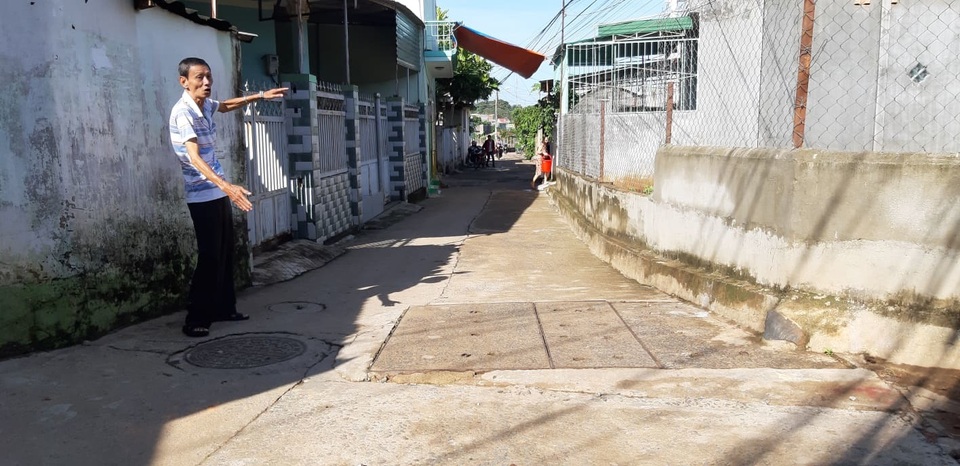 Đi làm về gặp mưa lớn, một phụ nữ bị nước cuốn trôi - 1