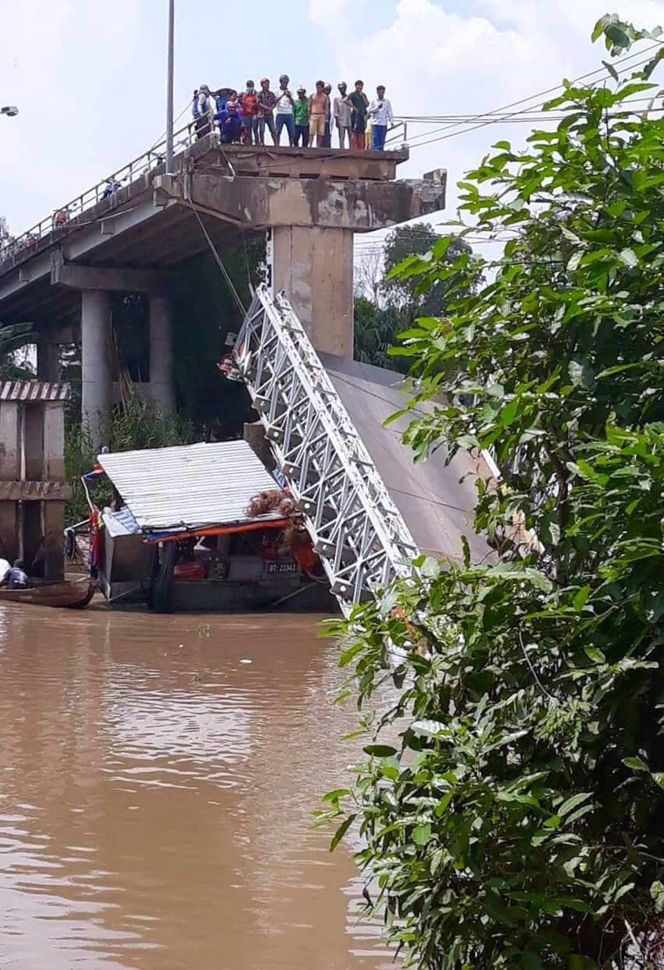 Cầu bê tông gãy đôi, xe tải 20 tấn rơi xuống lòng sông - 2 Cầu bê tông gãy đôi, xe tải 20 tấn rơi xuống lòng sông - 2