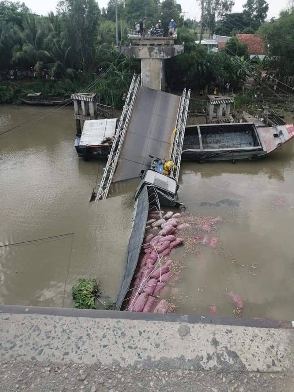 Cầu bê tông gãy đôi, xe tải 20 tấn rơi xuống lòng sông - 3 Cầu bê tông gãy đôi, xe tải 20 tấn rơi xuống lòng sông - 3