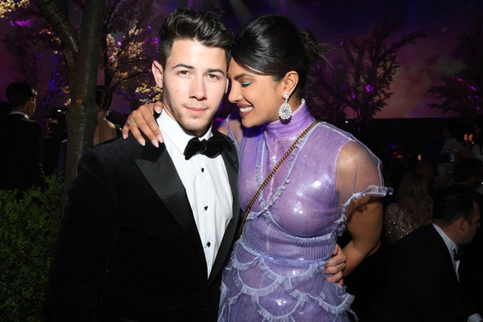 Priyanka Chopra hạnh phúc nắm tay chồng kém 10 tuổi đi ăn tối - 6 Priyanka Chopra hạnh phúc nắm tay chồng kém 10 tuổi đi ăn tối - 6