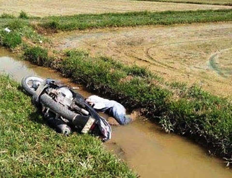 Nam thanh niên nằm chết dưới mương nước cạnh xe máy - 1 Nam thanh niên nằm chết dưới mương nước cạnh xe máy - 1