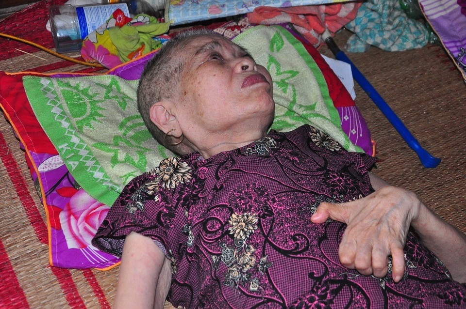 Lay lắt cảnh 2 ông bà cùng nằm liệt giường, sống trong đói khổ - 11