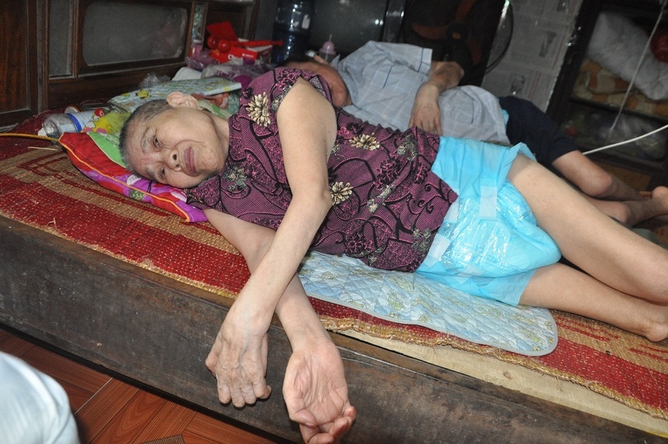 Lay lắt cảnh 2 ông bà cùng nằm liệt giường, sống trong đói khổ - 12