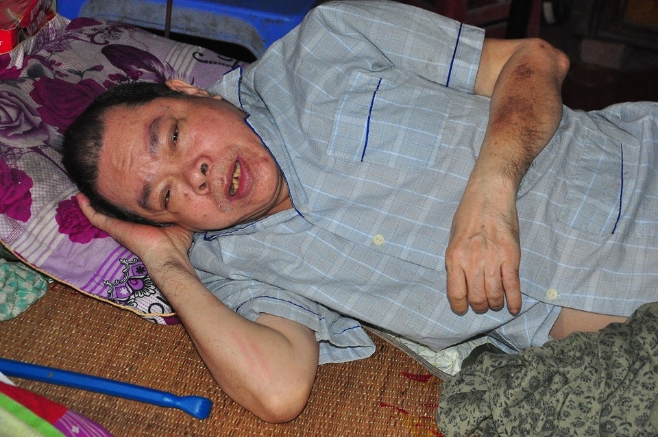 Lay lắt cảnh 2 ông bà cùng nằm liệt giường, sống trong đói khổ - 3