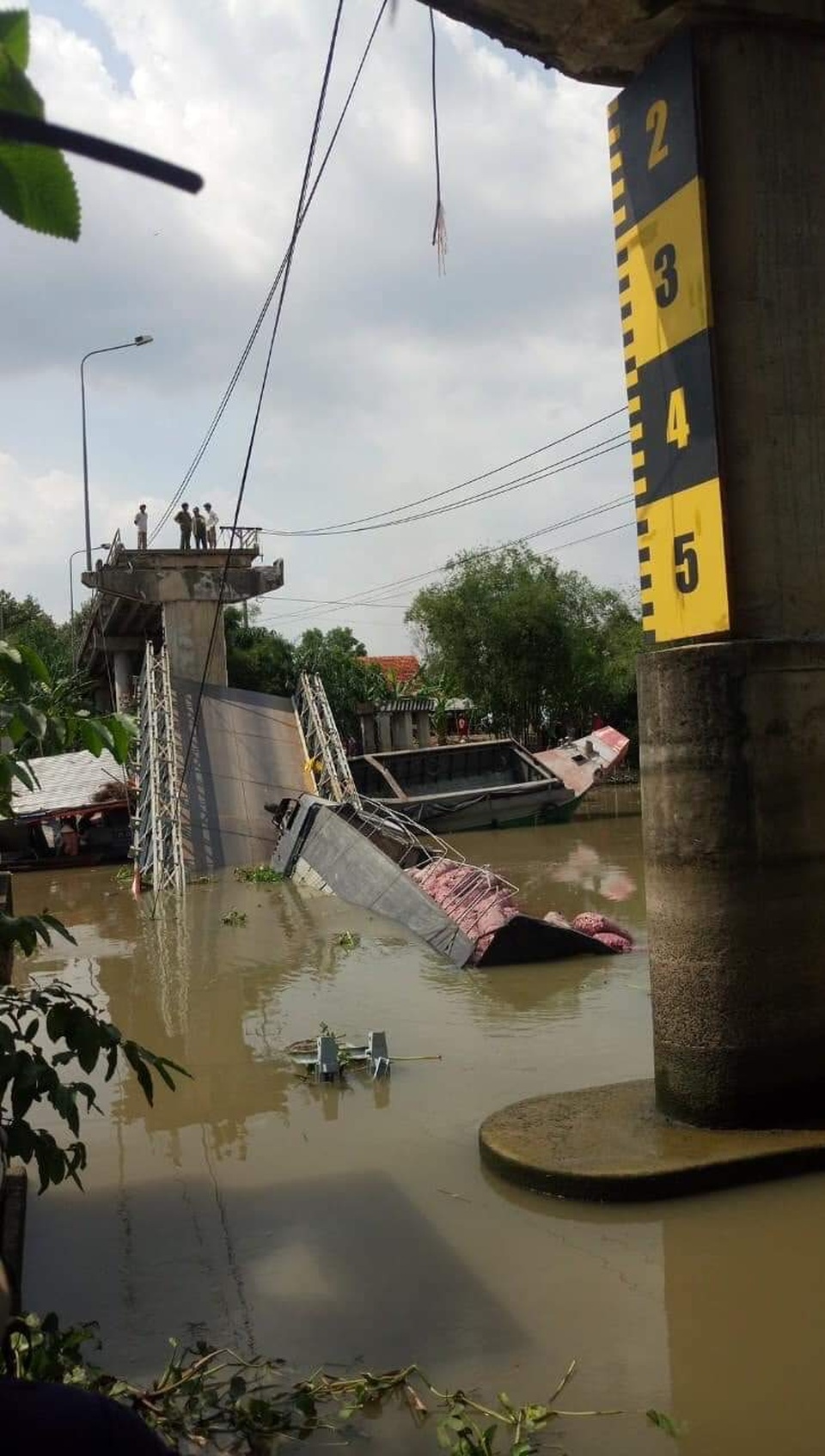 Sở GTVT Đồng Tháp thông tin nhanh vụ sập cầu do quá tải trọng - 2 Sở GTVT Đồng Tháp thông tin nhanh vụ sập cầu do quá tải trọng - 2