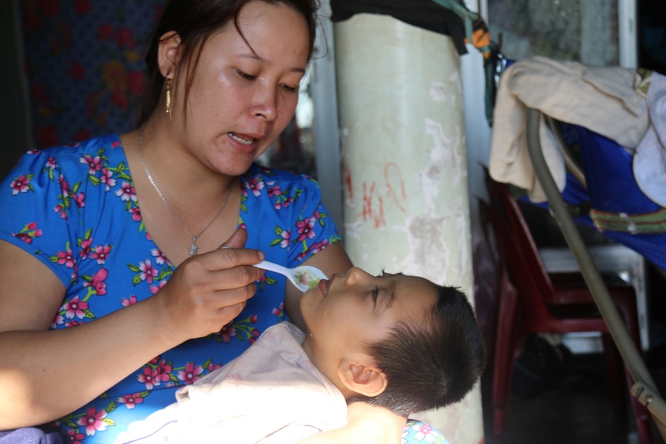 Nỗi đau cùng cực của người phụ nữ sinh 2 con gái não chất trắng khiến chị nghĩ chuyện quyên sinh - 4 Nỗi đau cùng cực của người phụ nữ sinh 2 con gái não chất trắng khiến chị nghĩ chuyện quyên sinh - 4
