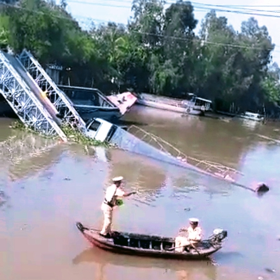 Cầu bê tông gãy đôi, xe tải 20 tấn rơi xuống lòng sông - 4 Cầu bê tông gãy đôi, xe tải 20 tấn rơi xuống lòng sông - 4