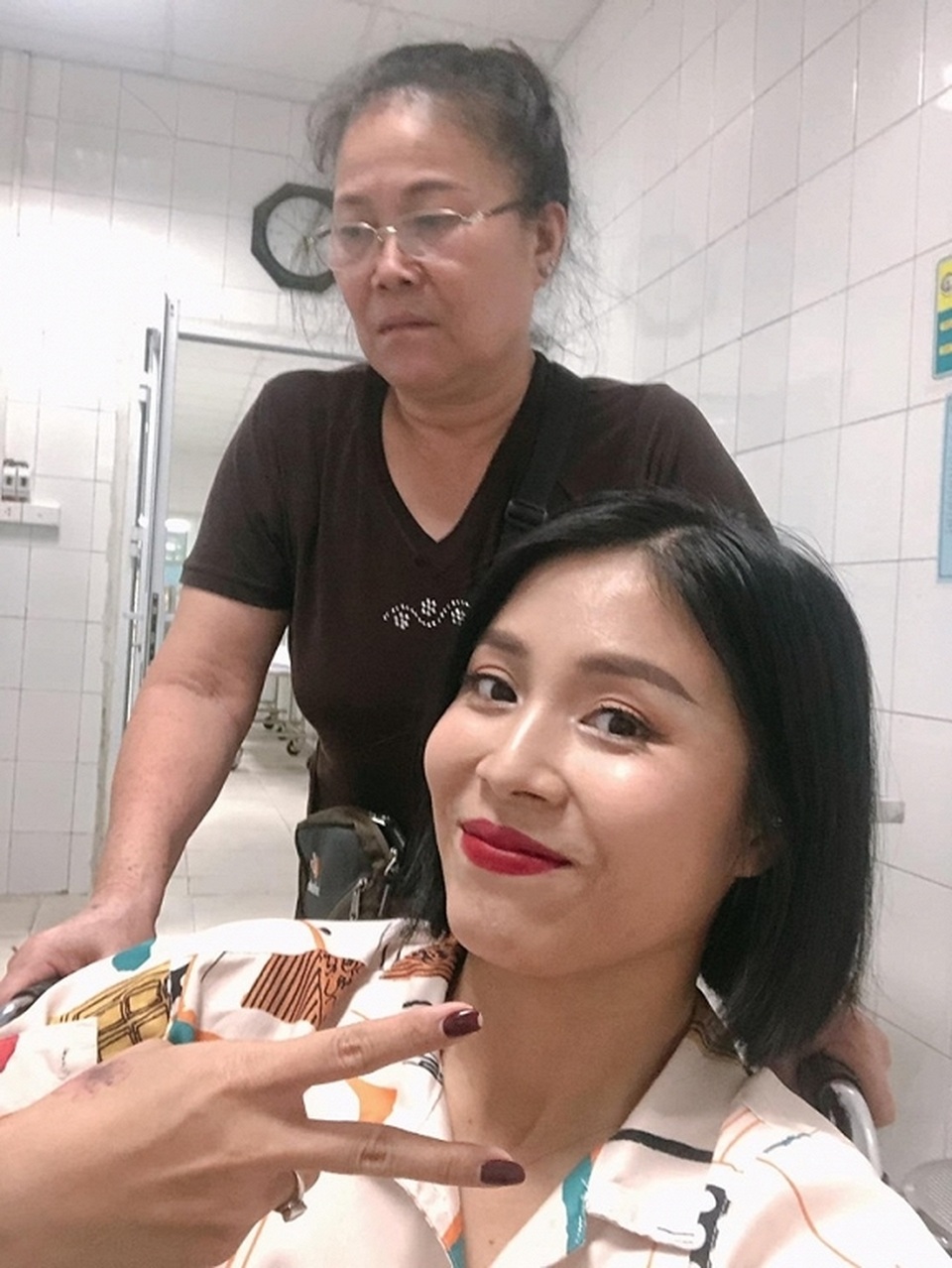 MC Hoàng Linh bị tai nạn lật ngón chân, phải nhập viện - 3 MC Hoàng Linh bị tai nạn lật ngón chân, phải nhập viện - 3