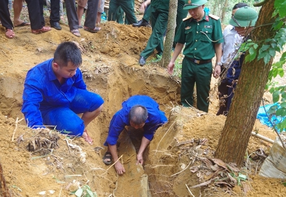 Phát hiện 2 bộ hài cốt liệt sĩ còn nguyên vẹn trong vườn nhà dân - 2 Phát hiện 2 bộ hài cốt liệt sĩ còn nguyên vẹn trong vườn nhà dân - 2