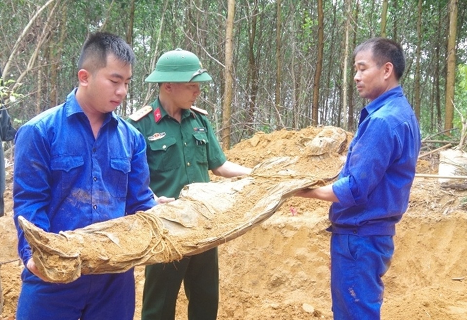 Phát hiện 2 bộ hài cốt liệt sĩ còn nguyên vẹn trong vườn nhà dân - 3 Phát hiện 2 bộ hài cốt liệt sĩ còn nguyên vẹn trong vườn nhà dân - 3