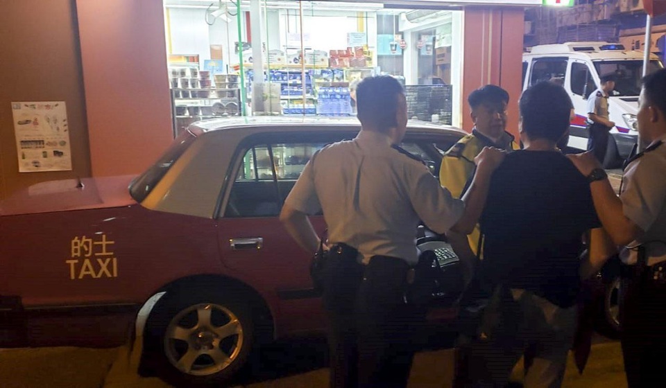 “Chặt chém” du khách, tài xế taxi dù bị cảnh sát tóm gọn - 1 “Chặt chém” du khách, tài xế taxi dù bị cảnh sát tóm gọn - 1