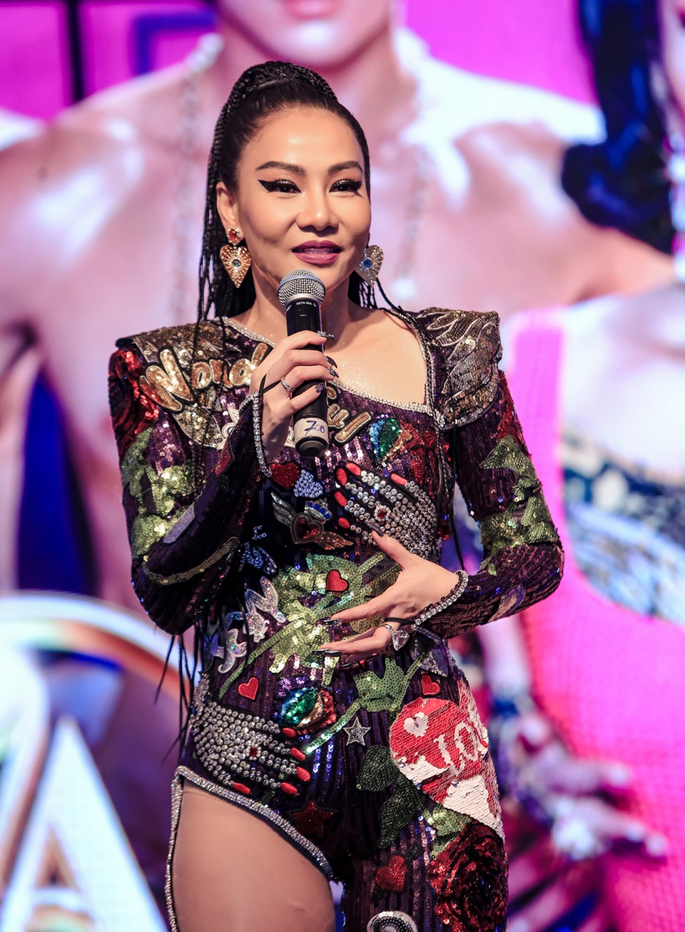 Thu Minh được 4 chàng trai khiêng kiệu trên thảm đỏ khi trở lại showbiz - 7 Thu Minh được 4 chàng trai khiêng kiệu trên thảm đỏ khi trở lại showbiz - 7