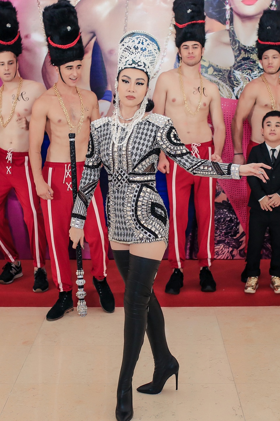 Thu Minh được 4 chàng trai khiêng kiệu trên thảm đỏ khi trở lại showbiz - 4 Thu Minh được 4 chàng trai khiêng kiệu trên thảm đỏ khi trở lại showbiz - 4