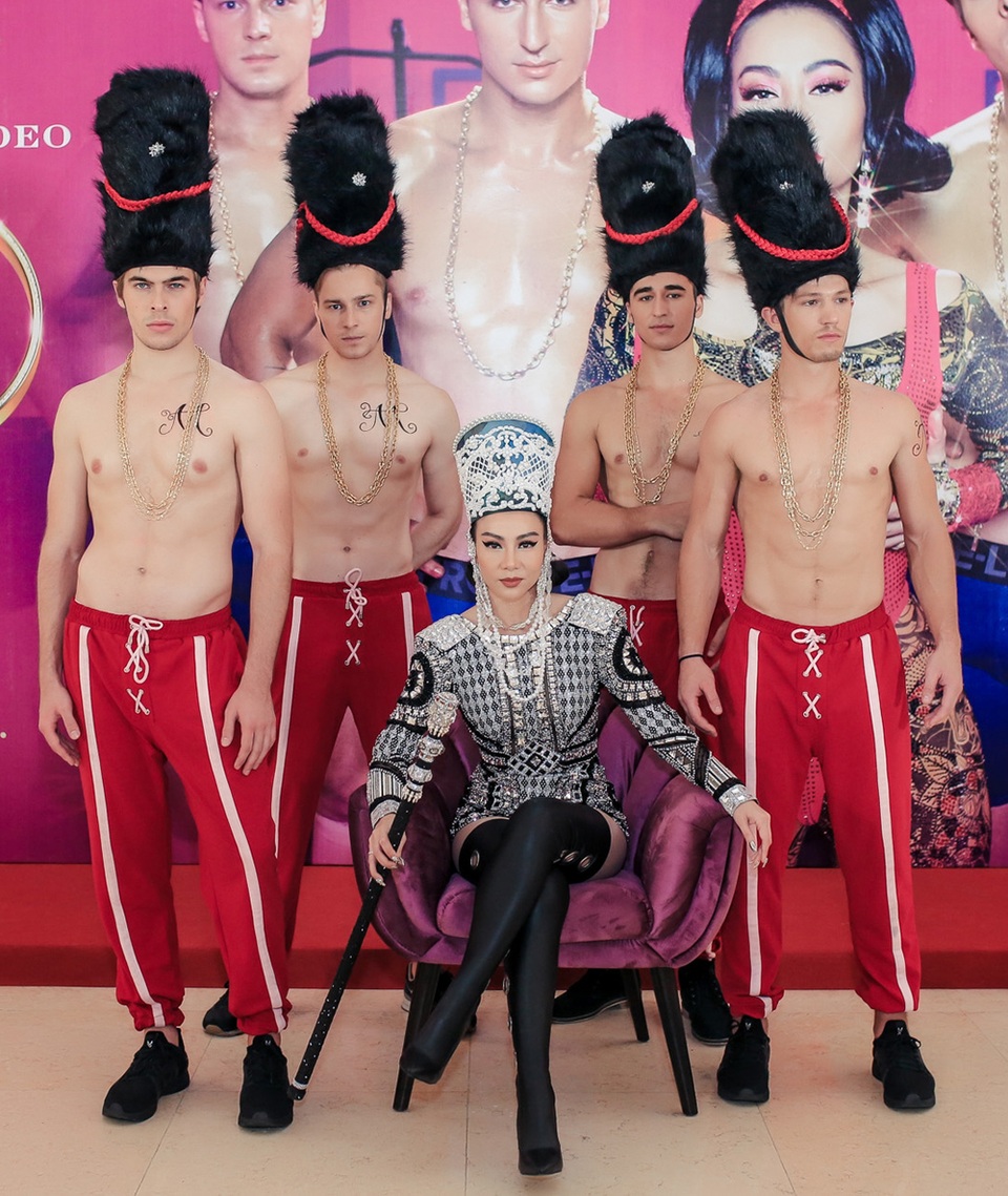 Thu Minh được 4 chàng trai khiêng kiệu trên thảm đỏ khi trở lại showbiz - 3 Thu Minh được 4 chàng trai khiêng kiệu trên thảm đỏ khi trở lại showbiz - 3