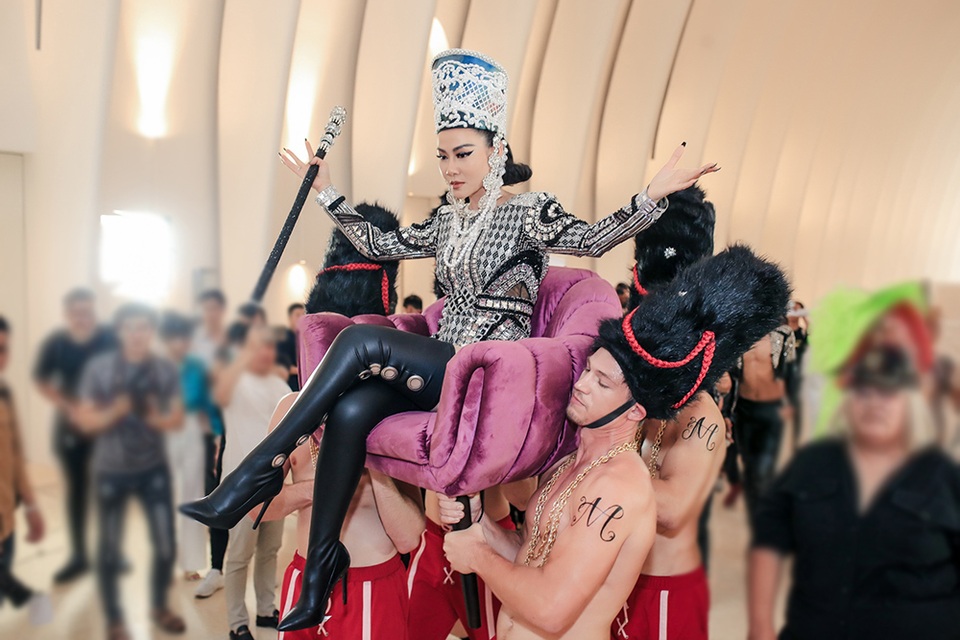 Thu Minh được 4 chàng trai khiêng kiệu trên thảm đỏ khi trở lại showbiz - 1 Thu Minh được 4 chàng trai khiêng kiệu trên thảm đỏ khi trở lại showbiz - 1