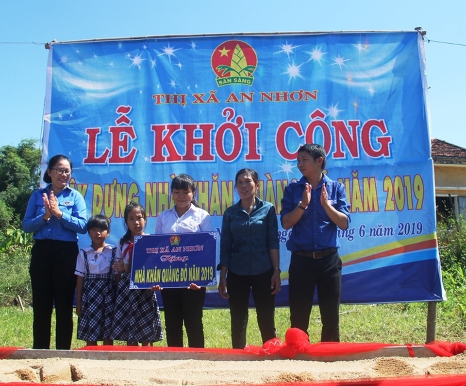 Thanh niên Bình Định góp tiền xây nhà cho hộ nghèo - 1 Thanh niên Bình Định góp tiền xây nhà cho hộ nghèo - 1