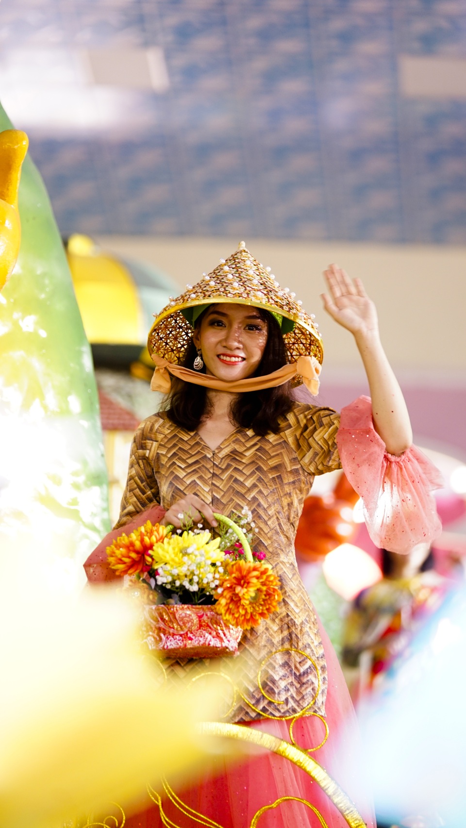 Khuyến khích dùng túi cói thay túi nhựa nhưng bán giá 20.000 đồng/chiếc - 10 Khuyến khích dùng túi cói thay túi nhựa nhưng bán giá 20.000 đồng/chiếc - 10