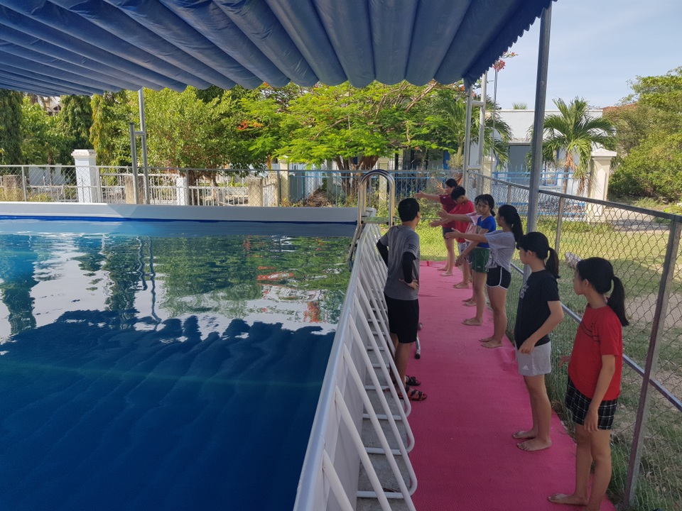 Đầu hè, học sinh đổ xô đi học bơi nhằm phòng đuối nước - 1 Đầu hè, học sinh đổ xô đi học bơi nhằm phòng đuối nước