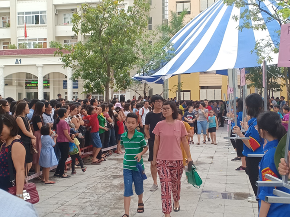 Khốc liệt tỉ lệ 1 chọi 30 vào Trường THCS Ngoại ngữ Hà Nội - 4 Khốc liệt tỉ lệ 1 chọi 30 vào Trường THCS Ngoại ngữ Hà Nội - 4