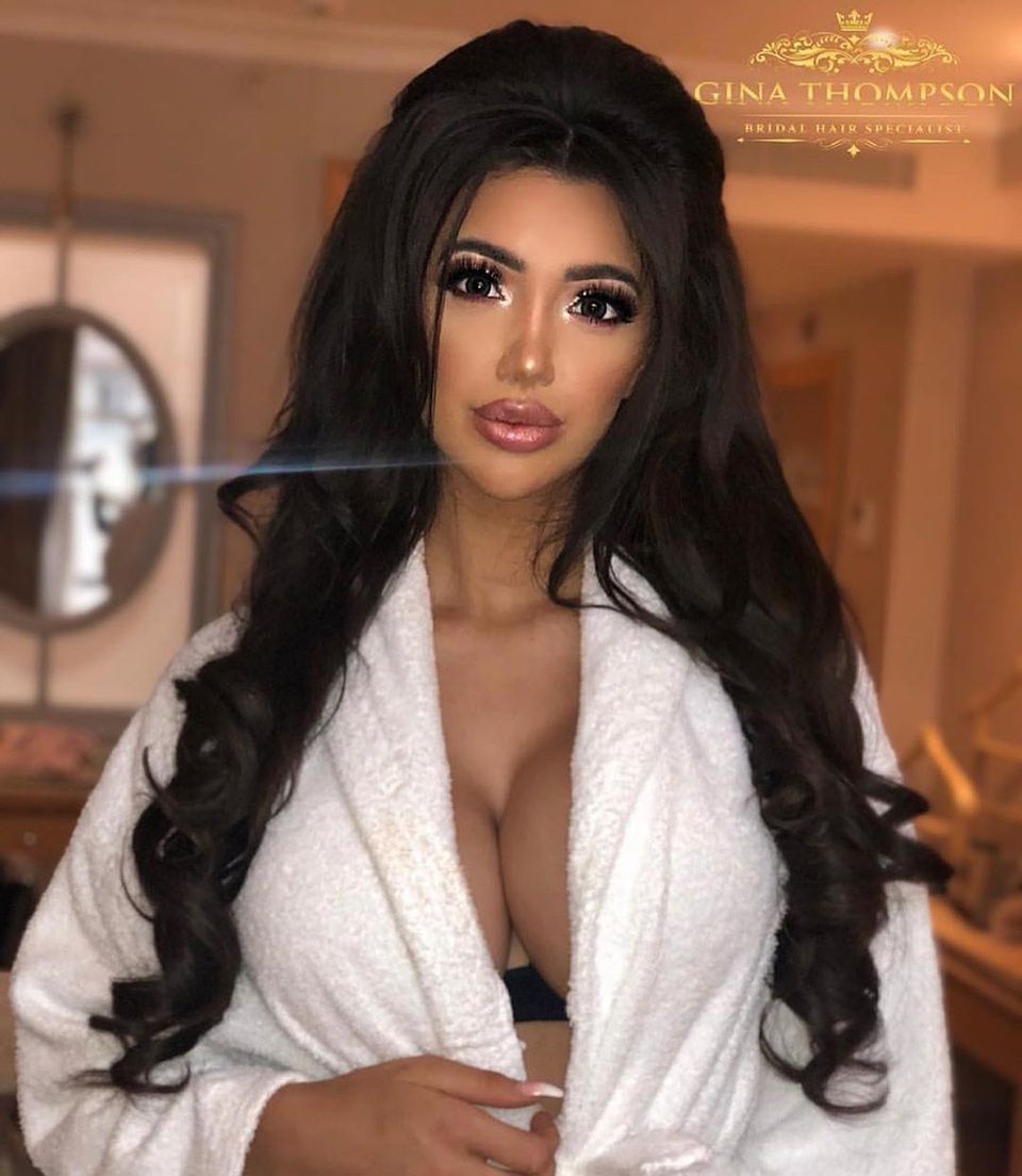 Chloe Khan liên tục khoe ngực ngoại cỡ - 8 Chloe Khan liên tục khoe ngực ngoại cỡ - 8