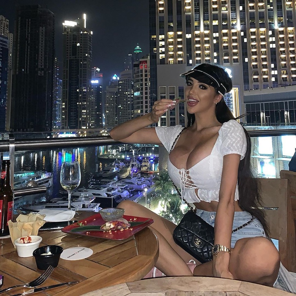 Chloe Khan liên tục khoe ngực ngoại cỡ - 3 Chloe Khan liên tục khoe ngực ngoại cỡ - 3