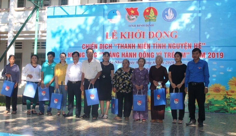 Thanh niên Bình Định góp tiền xây nhà cho hộ nghèo - 4 Thanh niên Bình Định góp tiền xây nhà cho hộ nghèo - 4