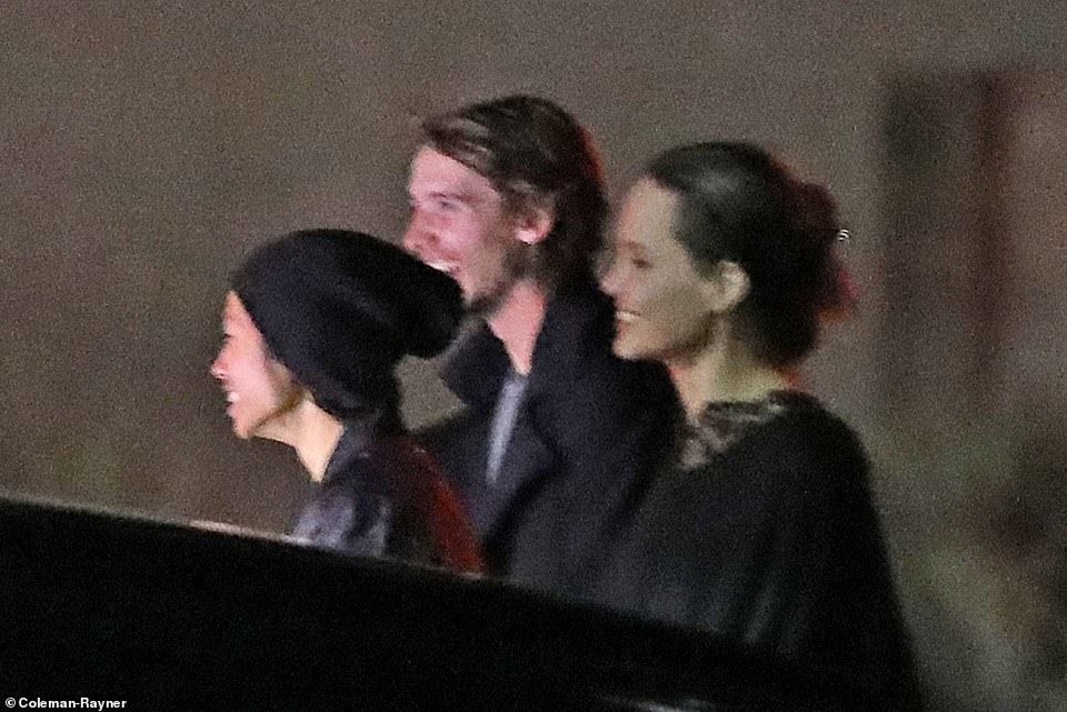 Angelina Jolie dành ngày cuối tuần cho các con - 8 Angelina Jolie dành ngày cuối tuần cho các con - 8
